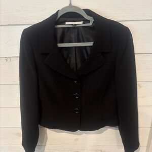 Tahari Arthur S Levine Black , Size 8P
Womens Notch Lapel. Great condition!